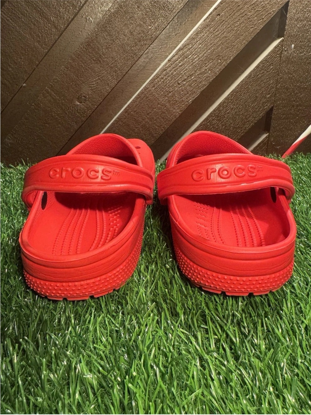 CROCS Women’s/Men’s Classic Clog in Bright Red - Picture 5 of 12